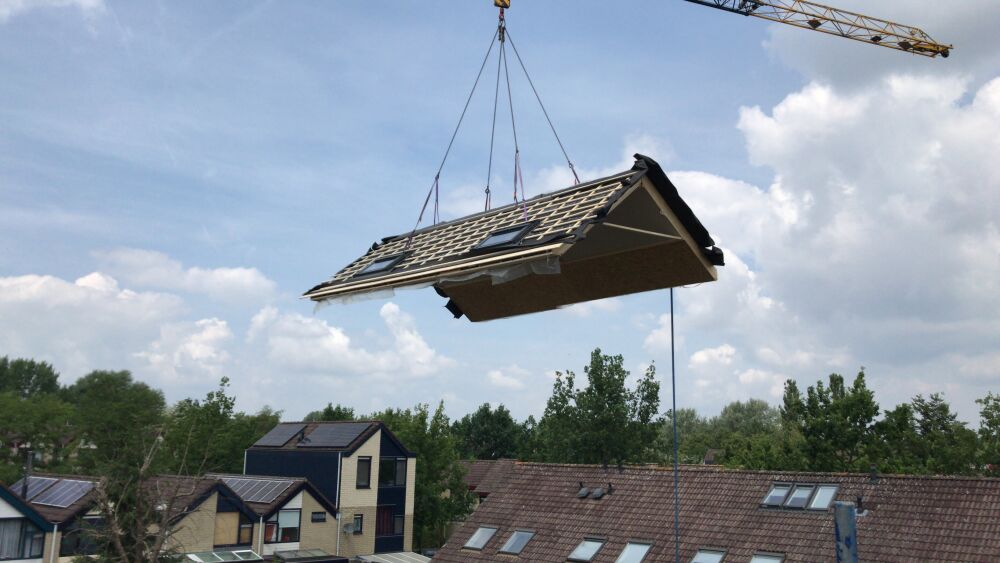 Dakopbouw die met een kraan op het dak wordt geplaatst