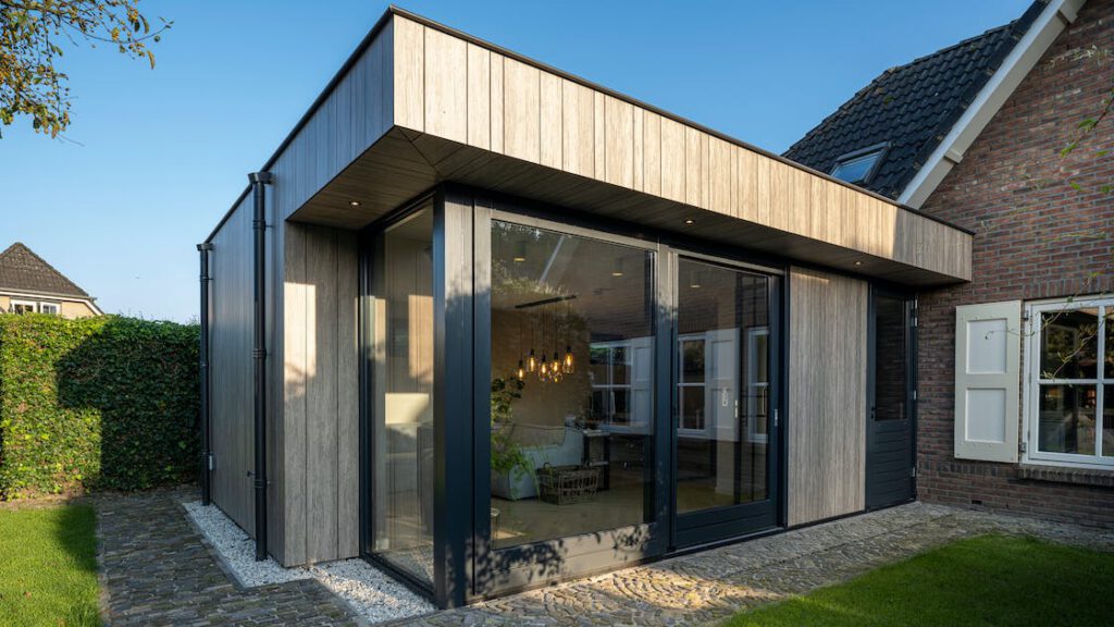 Moderne aanbouw aan een woonboerderij